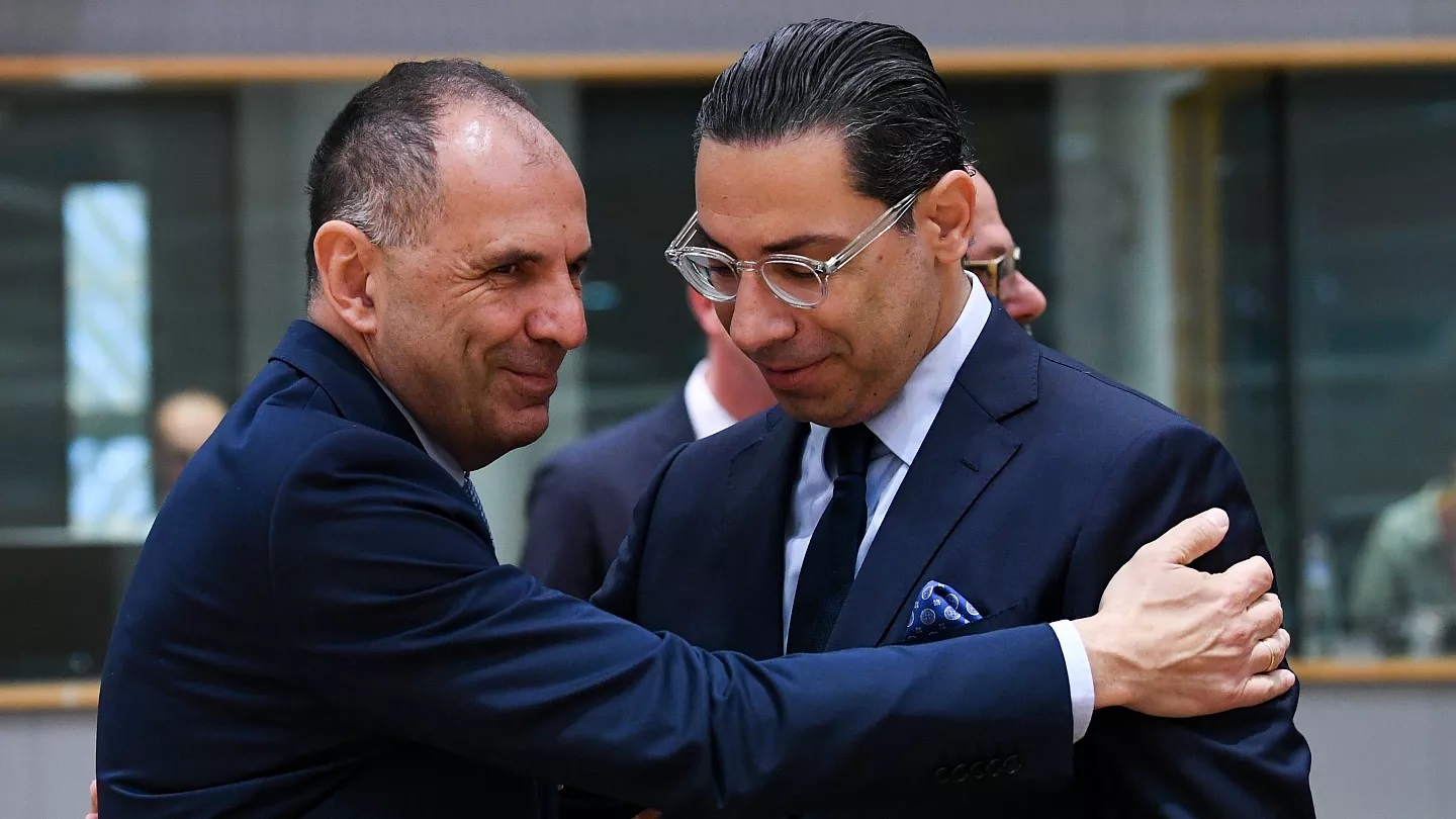 Στην Κύπρο ο Γεραπετρίτης, βλέπει Χριστοδουλίδη και Κόμπο