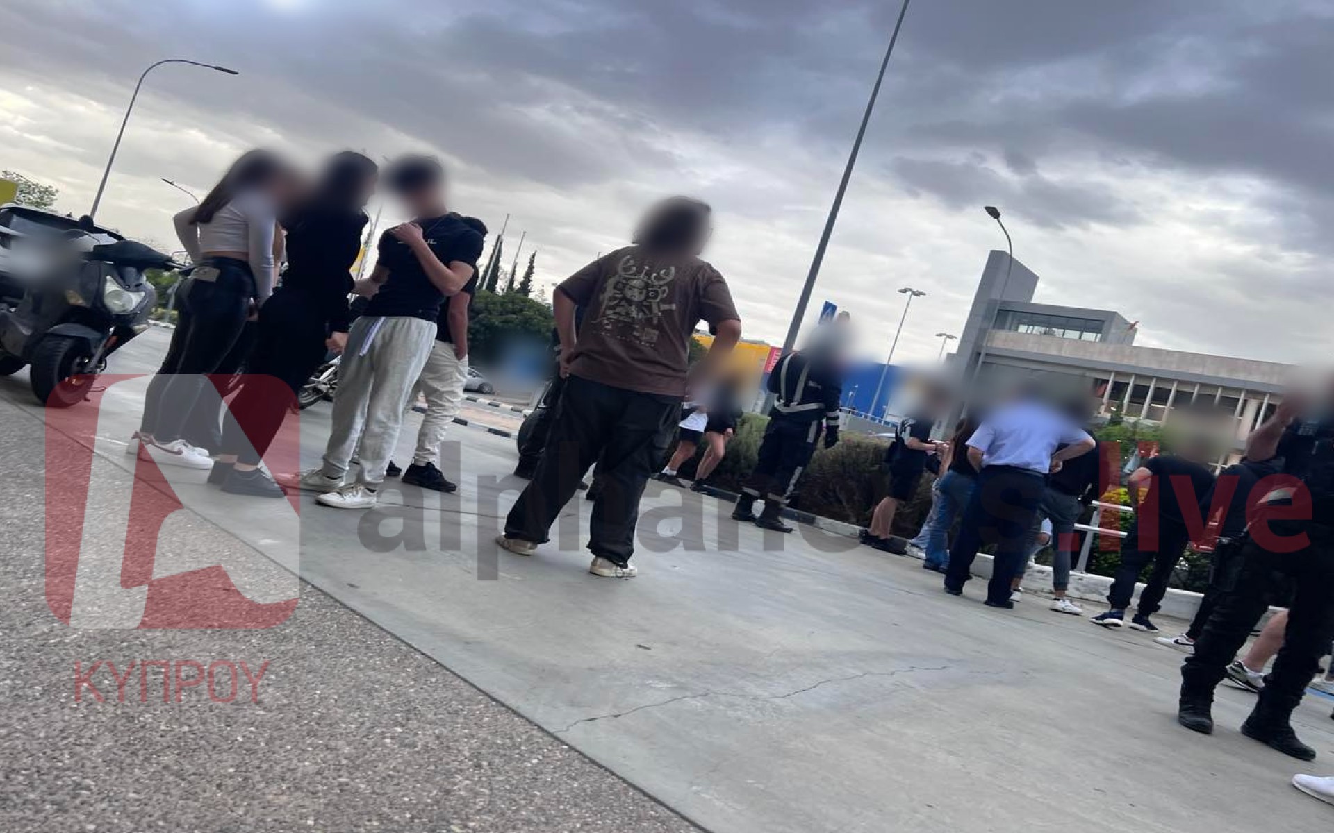 ΦΩΤΟ: Συμπλοκές και μαχαιρώματα μεταξύ ομάδας νεαρών στα Λατσιά