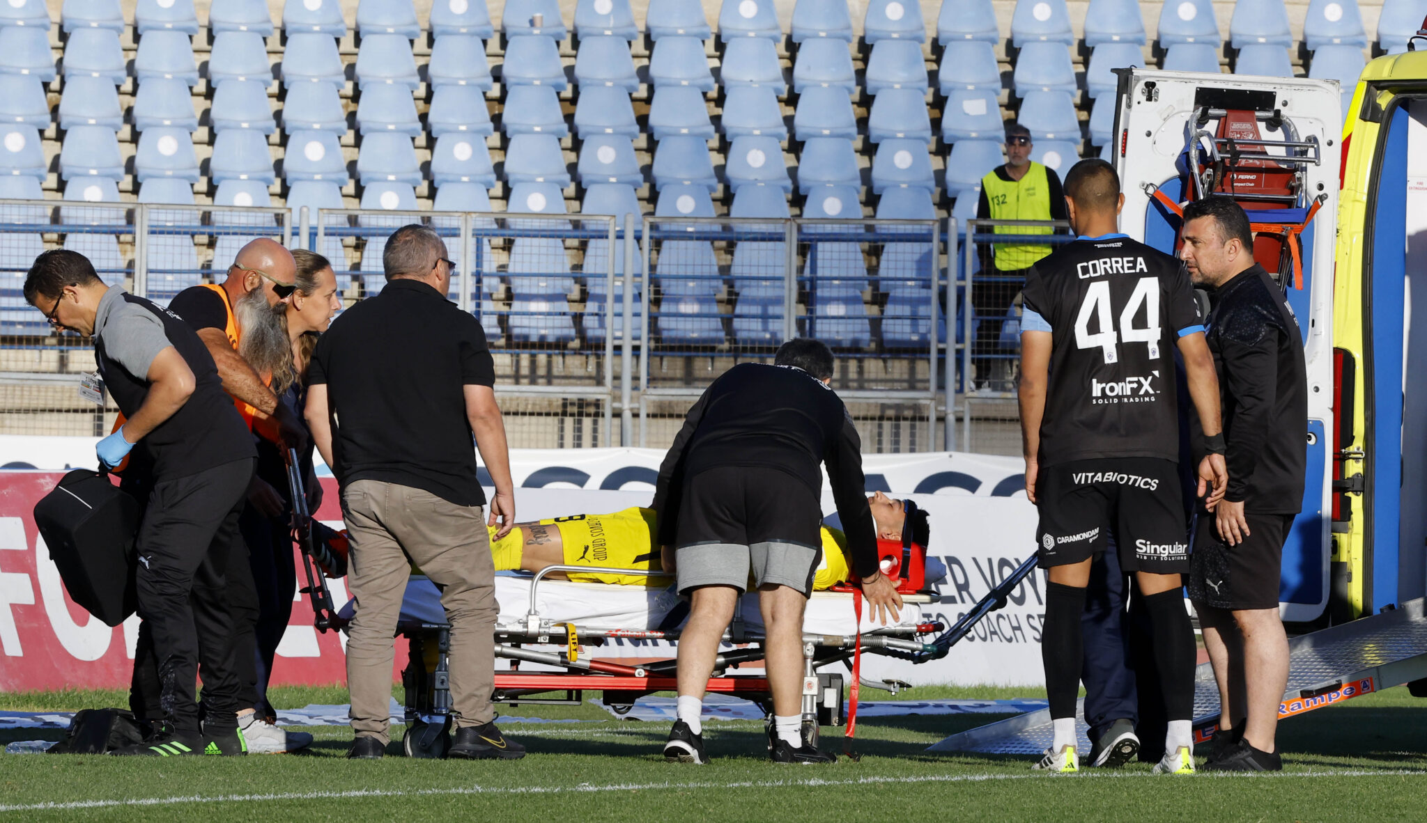 Συναγερμός με Κεραυνό στην Ανόρθωση, αποχώρησε με ασθενοφόρο