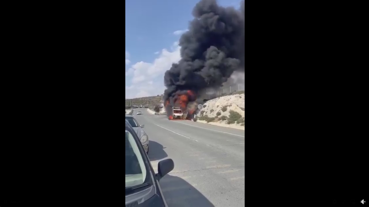 «Λαμπάδιασε» φορτηγό στον αυτοκινητόδρομο, κλείνει ο δρόμος