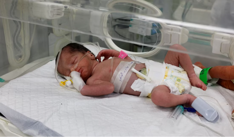 Βγήκε ζωντανό από τη μήτρα της νεκρής μητέρας του στη Γάζα