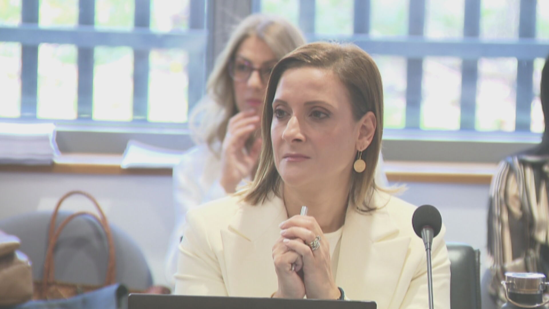 Φιλίππα Καρσερά: «Προσοχή να μην βλάψουμε τα παιδιά μας» (ΒΙΝΤΕΟ)