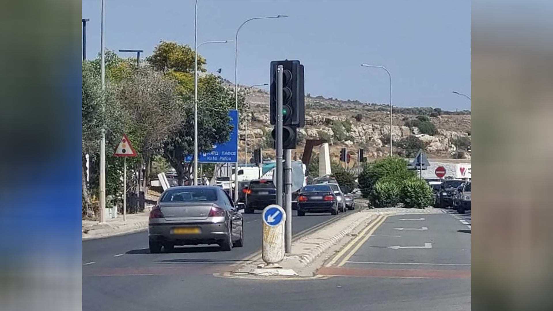 ΦΩΤΟ: Στύλος…μπροστά από φώτα τροχαίας εδώ και 10 ημέρες στην Πάφο