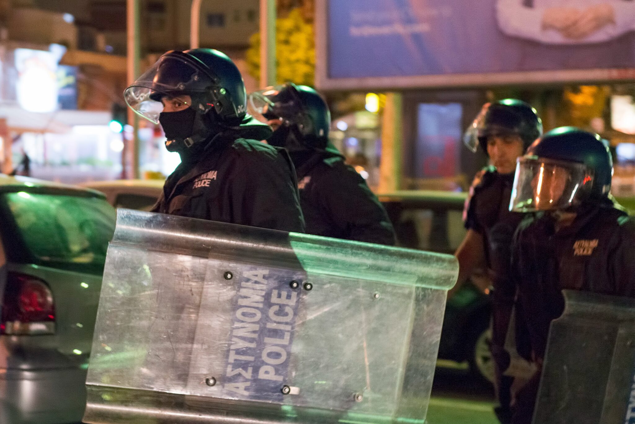 Πεδίο μάχης η Λάρνακα: Μολότοφ και πέτρες από νεαρούς, χημικά από Αστυνομικούς