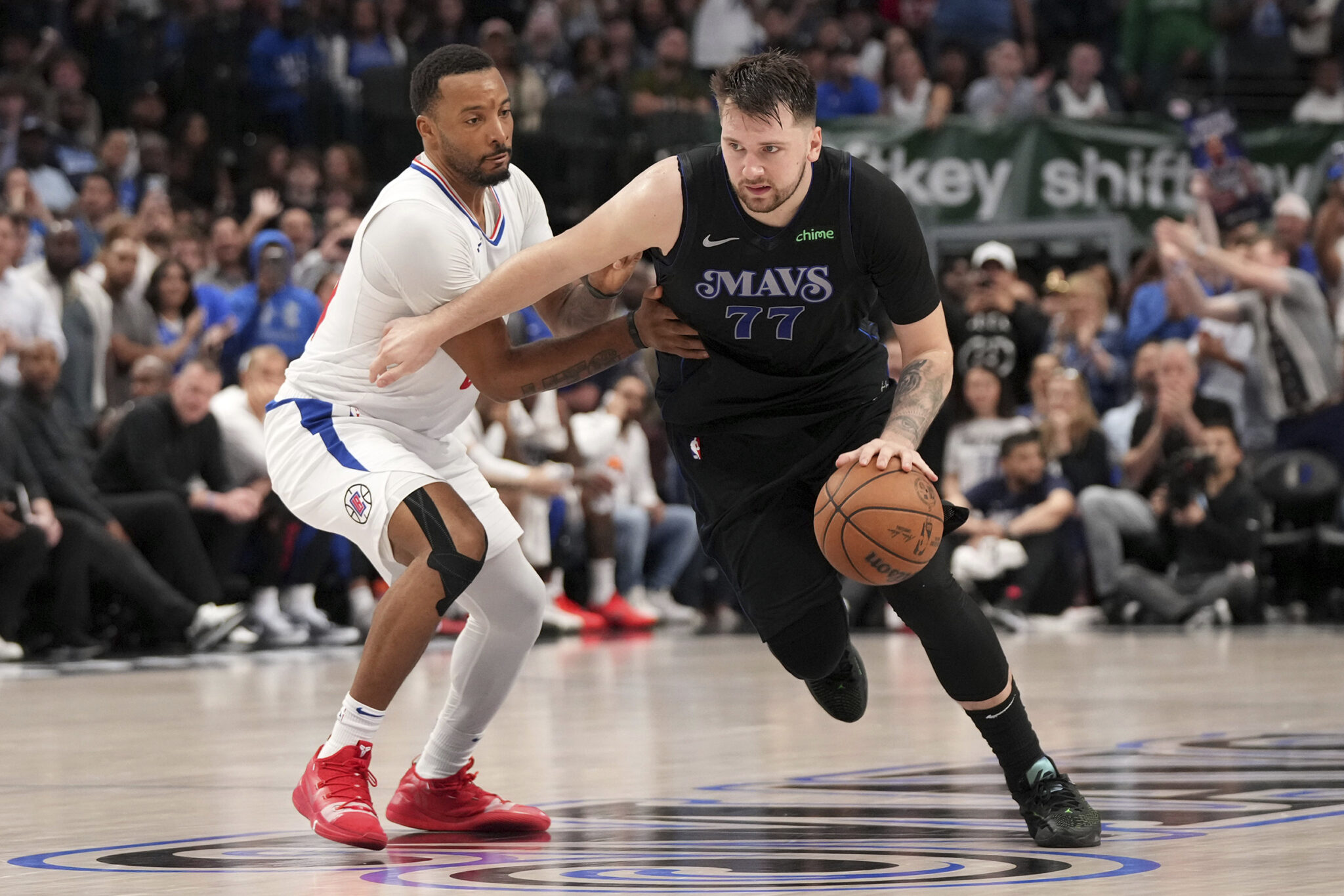 Απέκλεισαν τους Κλίπερς με πρωταγωνιστές Ντόντσιτς και Ίρβινγκ οι Μάβερικς