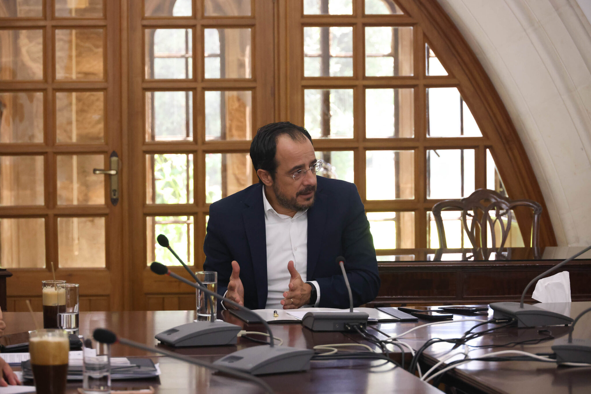 Τη δέσμευσή του για λύση στη βάση ΔΔΟ εξέφρασε ο ΠτΔ σε νέους Πρέσβεις