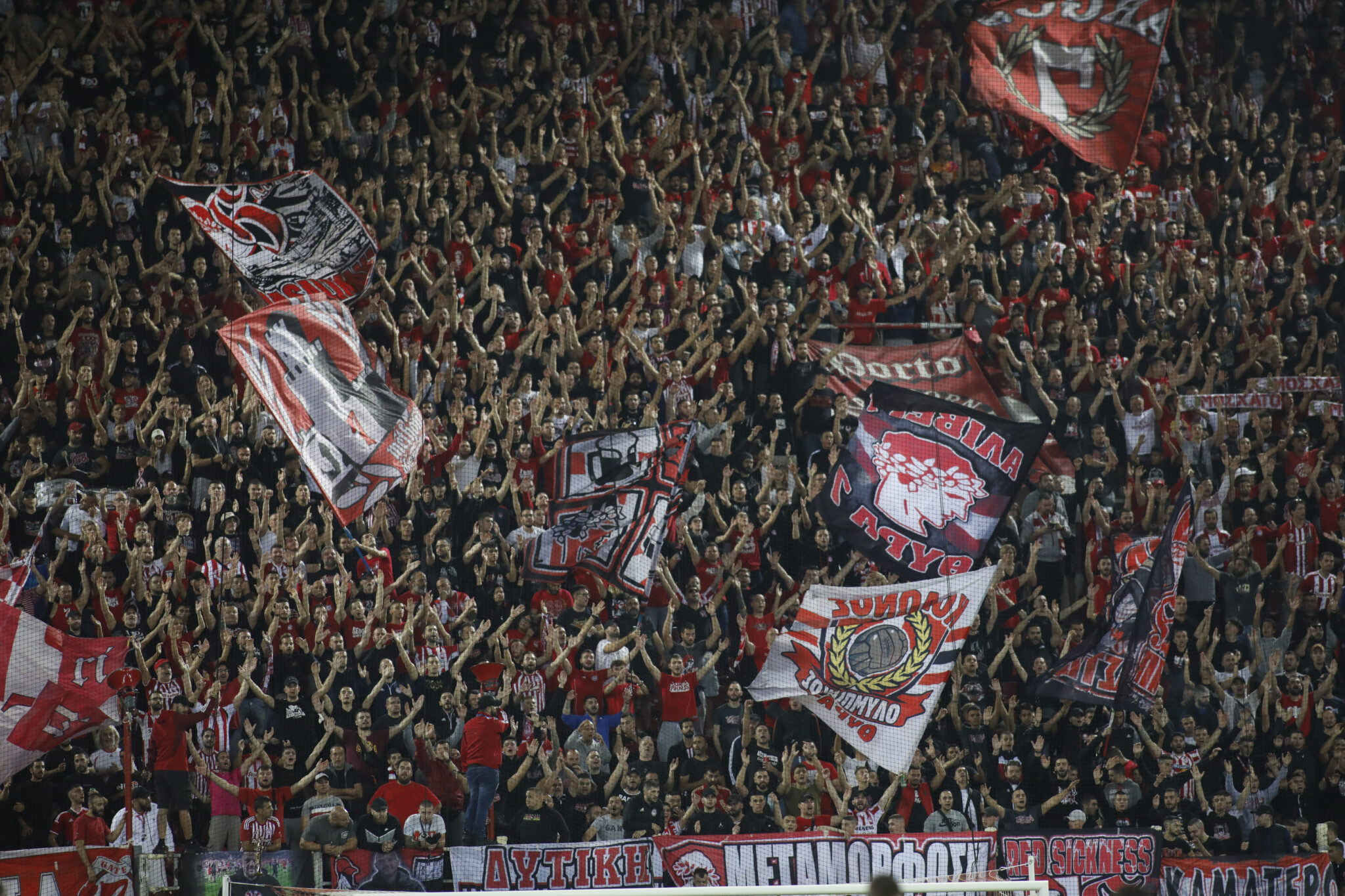 Με σύμμαχο τον κόσμο του σε ένα ακόμα παιχνίδι στην Αγγλία ο Ολυμπιακός