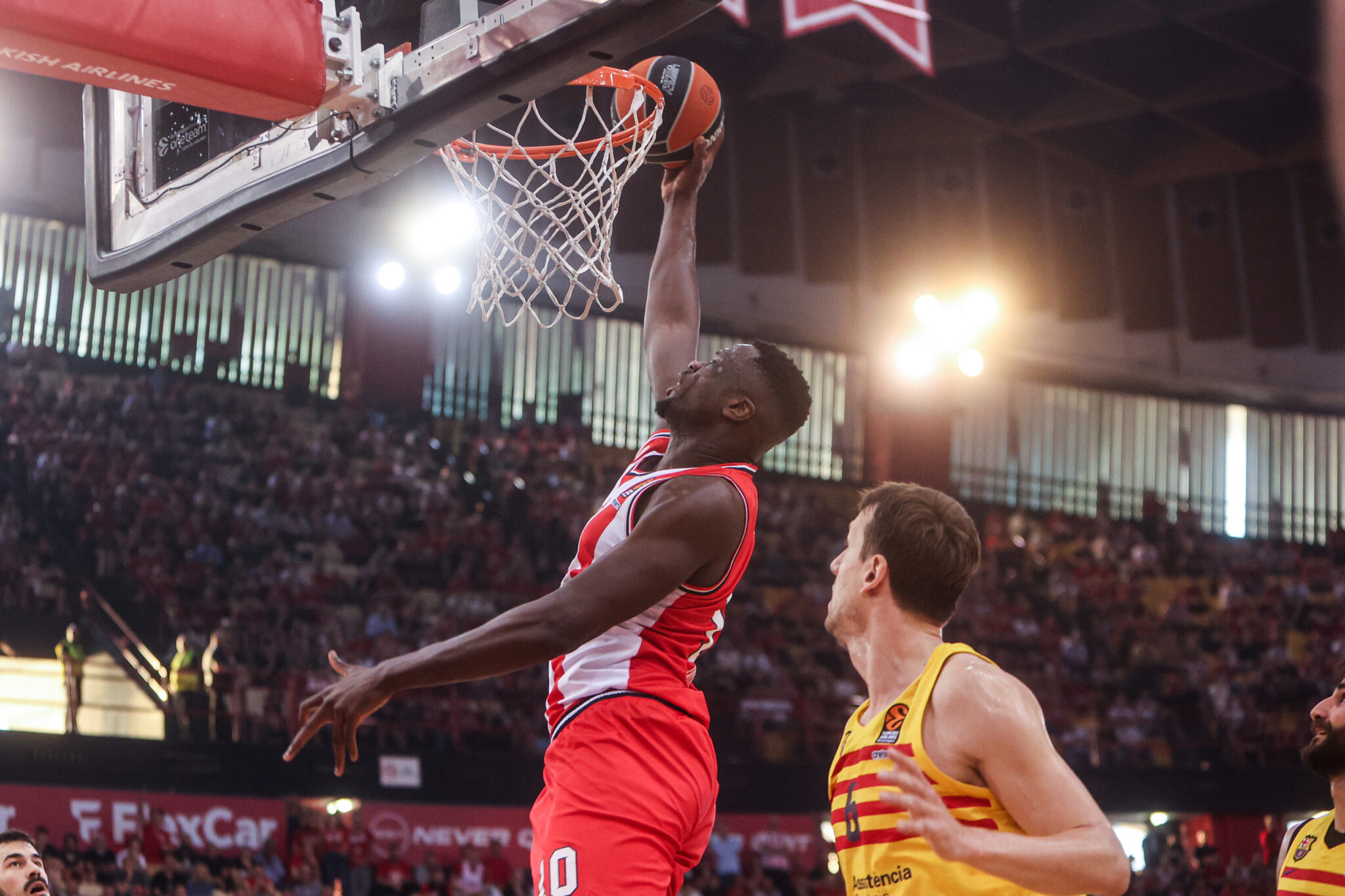 «Λάβα» ο Ολυμπιακός… έλιωσε την Μπαρσελόνα και πάει στον τελικό της Βαρκελώνης