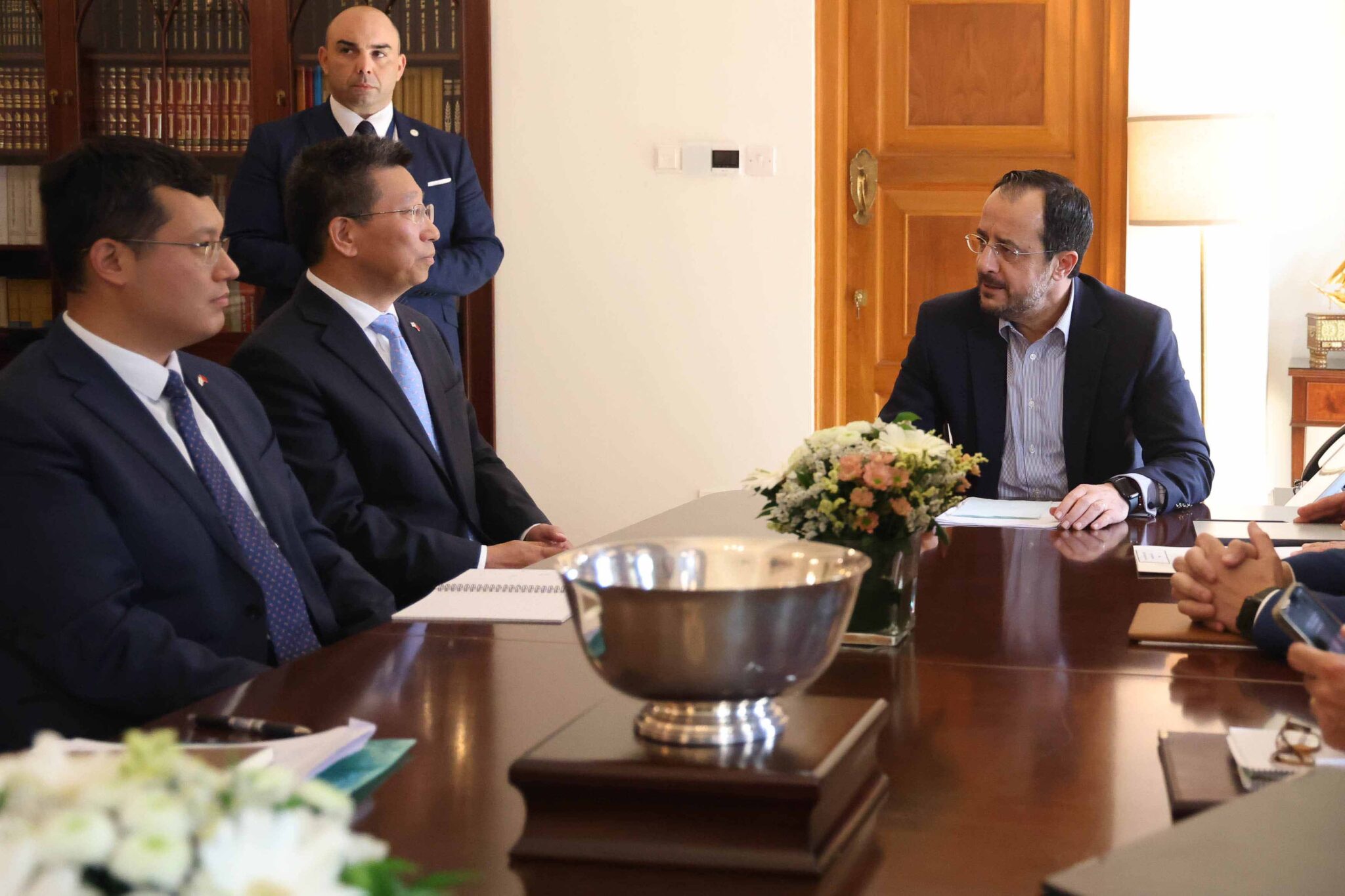 Χωρίς δηλώσεις ολοκληρώθηκε η συνάντηση Προέδρου-Κινέζου Πρέσβη για το Βασιλικό