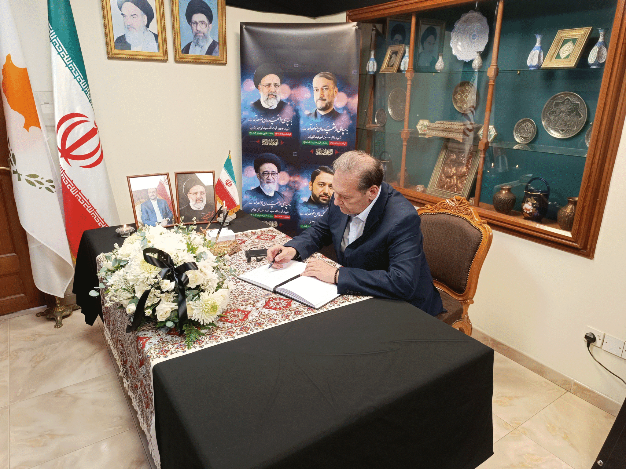 O Bίκτωρας υπέγραψε το βιβλίο συλλυπητηρίων για το θάνατο του Ιρανού Προέδρου