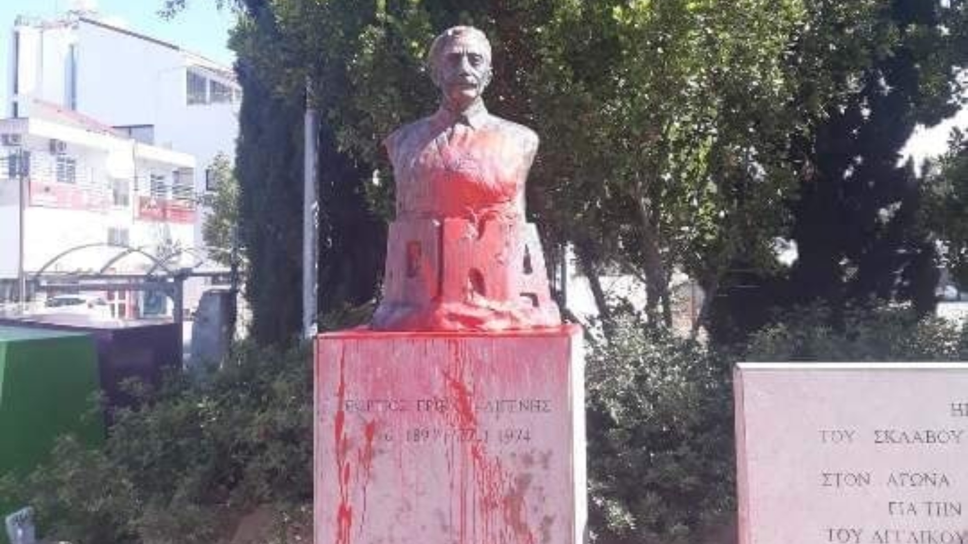 ΦΩΤΟ: Νυχτοβάτες πέταξαν κόκκινη μπογιά στην προτομή του Γεώργιου Γρίβα Διγενή