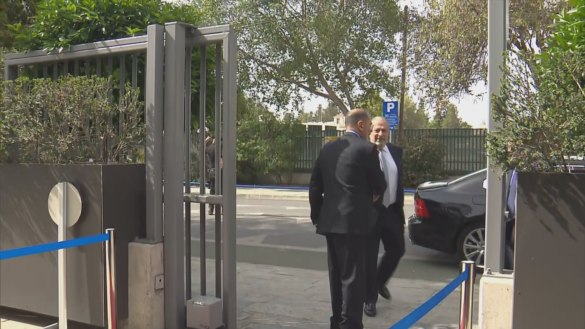 ΦΩΤΟ: Η χειραψία Οδυσσέα Μιχαηλίδη και Γιώργου Σαββίδη στην είσοδο της Βουλής