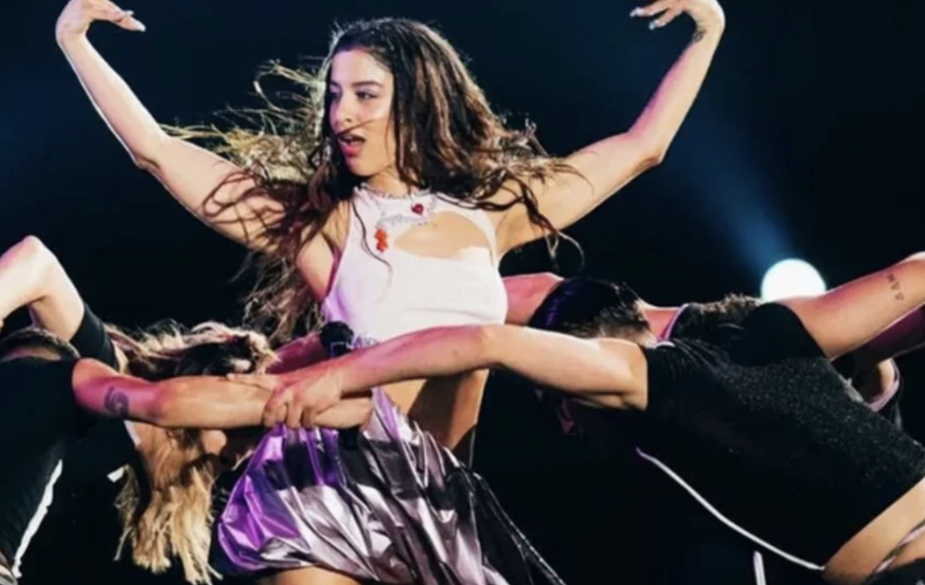 Eurovision: Έφερε τα πάνω-κάτω στη σκηνή η Σάττι και αποθεώθηκε