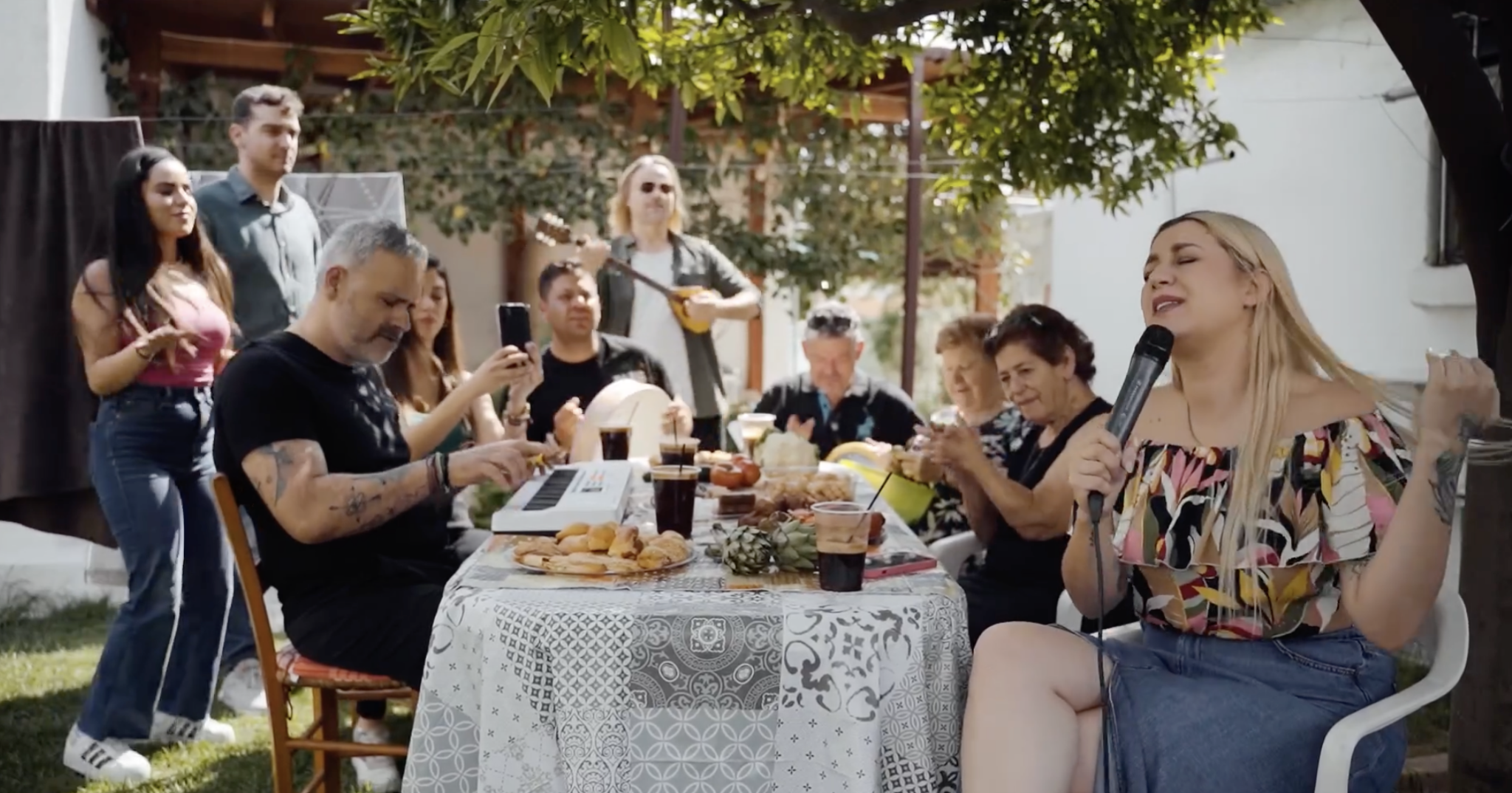 To Λούης Night Show παρουσίαζει τη δική τού εκτέλεση του Ζαριού της Σάττη