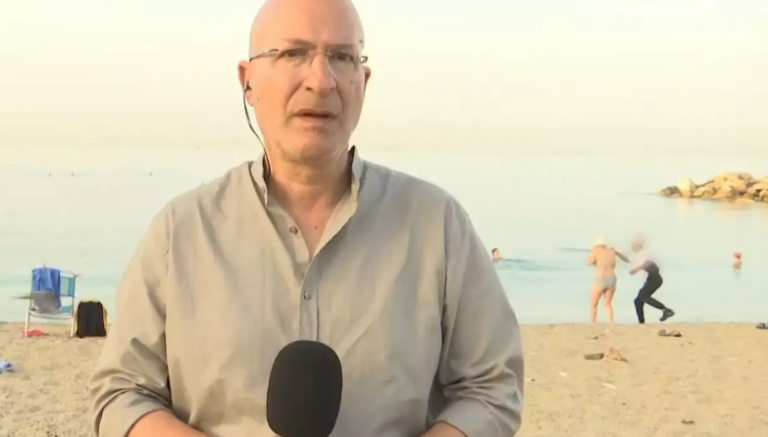 Κλέφτης άρπαξε την αλυσίδα γυναίκας μπροστά στην κάμερα του – Άναυδος ο ρεπόρτερ