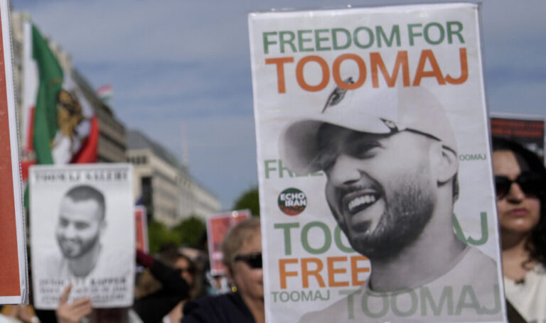 Το Δικαστήριο του Ιράν ανέτρεψε θανατική ποινή που είχε επιβληθεί σε ράπερ