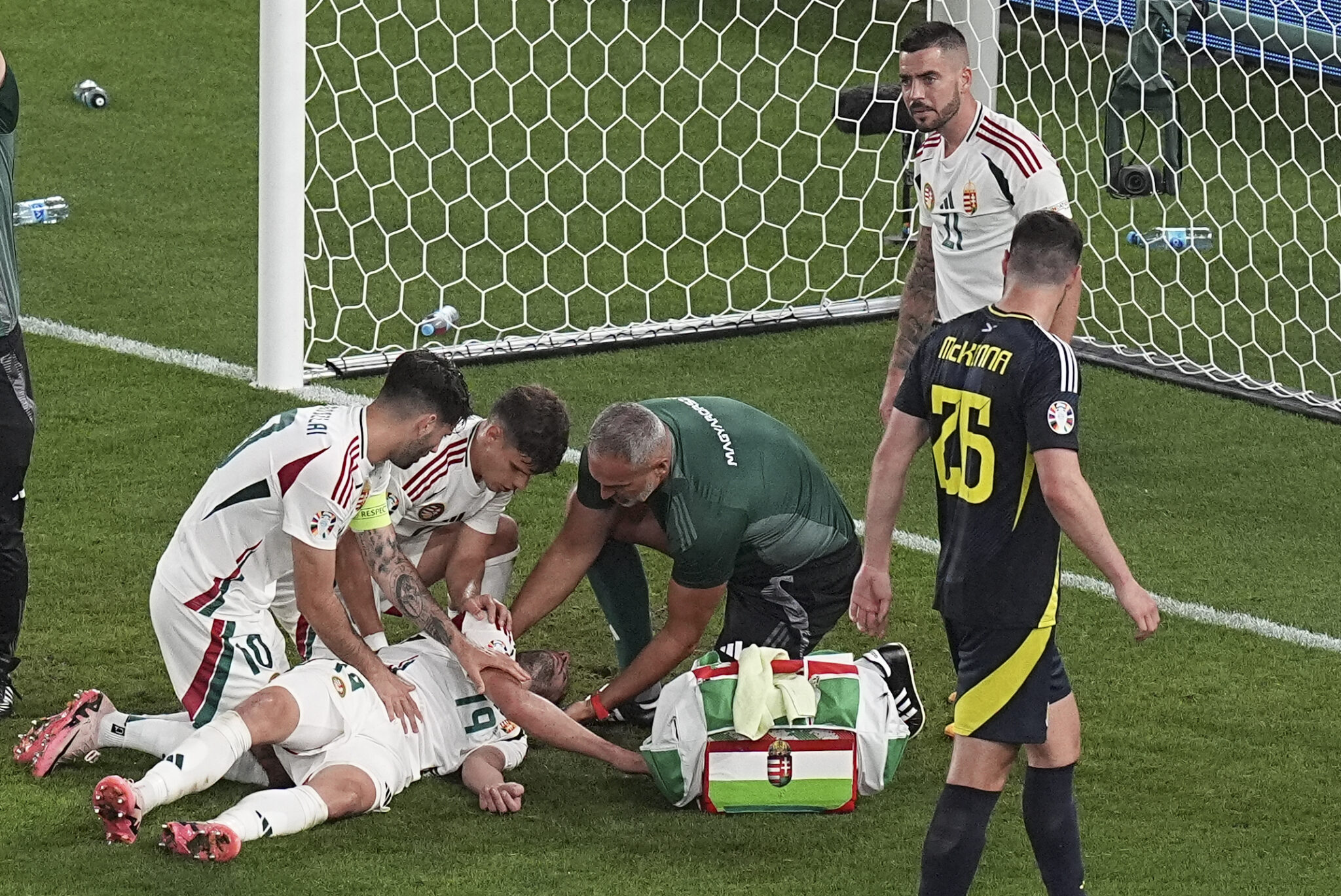 Σοκαριστικός τραυματισμός στο Σκωτία-Ουγγαρία: Χτύπησε στο κεφάλι ο Βάργκας