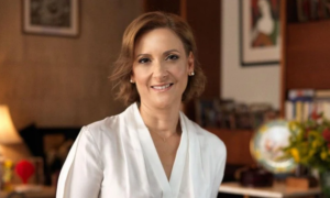 Φιλίππα Καρσερά: Με κομψό printed φόρεμα στην κάλπη