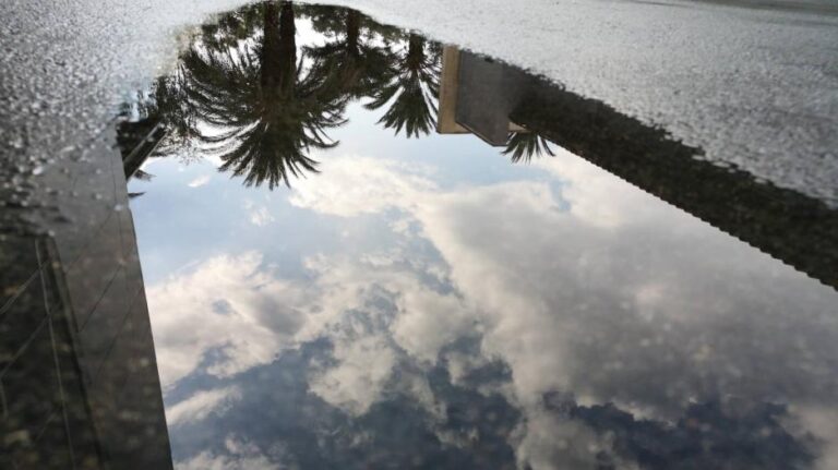 Ισχυρό δυτικό ρεύμα αέρα μας επηρεάζει εν μέσω καύσωνα, στον ορίζοντα βροχές