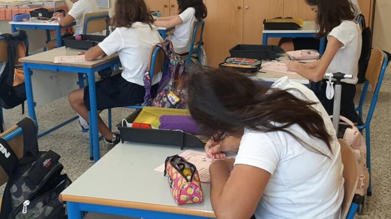 Απαντά στα πυρά για κλιματιστικά στα σχολεία το Υπ. Παιδείας, τα τέσσερα σημεία