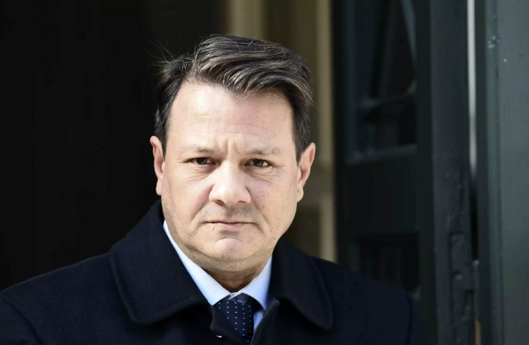 ΦΩΤΟ: Ο Λύτρας λίγο αφού συνελήφθη χωρίς χειροπέδες & συνοδεία αστυνομικού