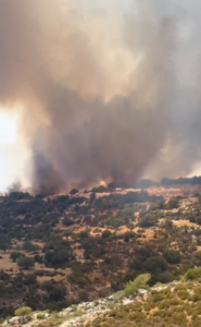 Στήνεται κέντρο ελέγχου στην Ανώγυρα για τη φωτιά, όλα τα νεότερα