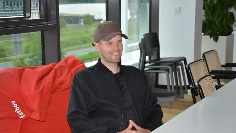 Νέος προπονητής της Μπράιτον ο Χιούρτζελερ