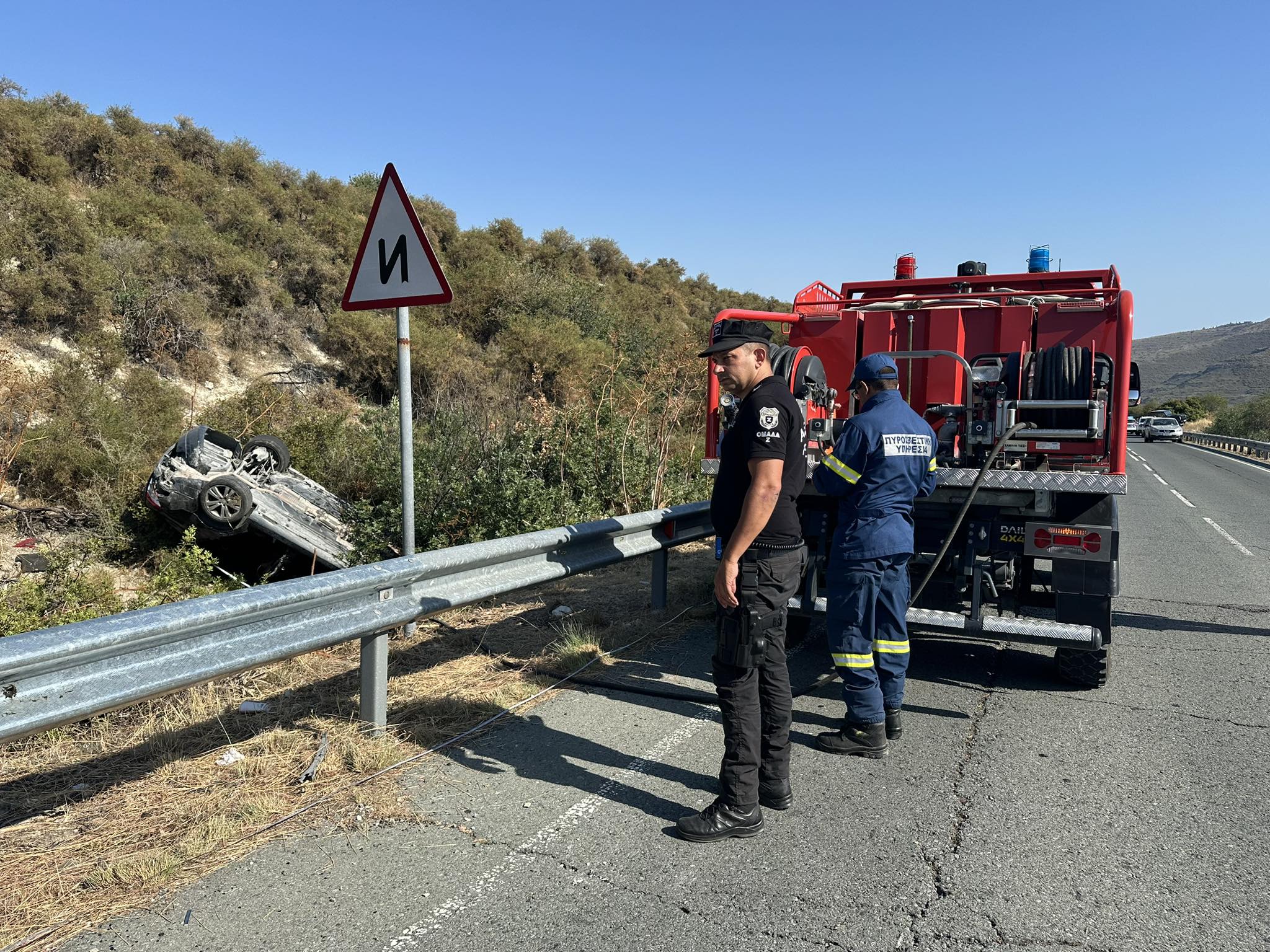 ΦΩΤΟ: Αναποδογύρισε έξω από το κιγκλίδωμα μετά το πολύ σοβαρό τροχαίο στη Λεμεσό