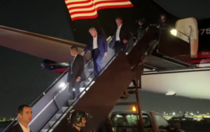 ΒΙΝΤΕΟ: Η πρώτη εμφάνιση Τραμπ μετά την απόπειρα δολοφονίας εναντίον του