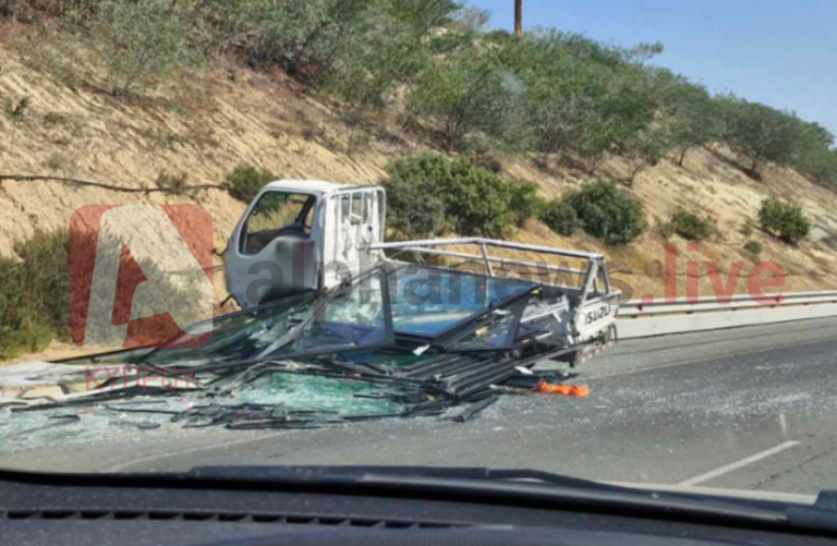 ΦΩΤΟ: Γέμισε ο αυτοκινητόδρομος γυαλιά μετά από τροχαίο