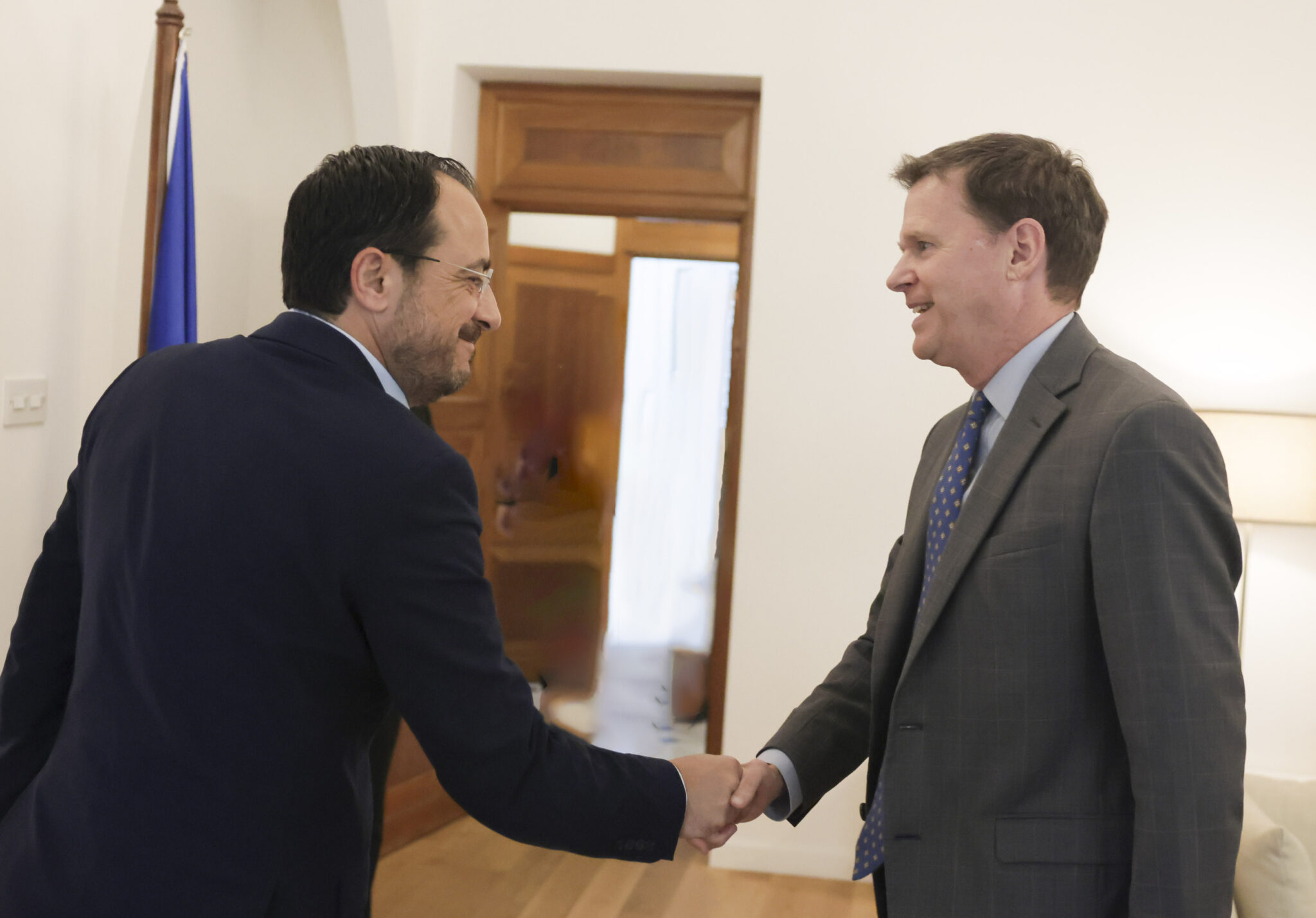 Δεν εγείρει θέμα τάξης για τον Στιούαρτ ο ΠτΔ, ζητά ανανέωση θητείας της Ολγκίν