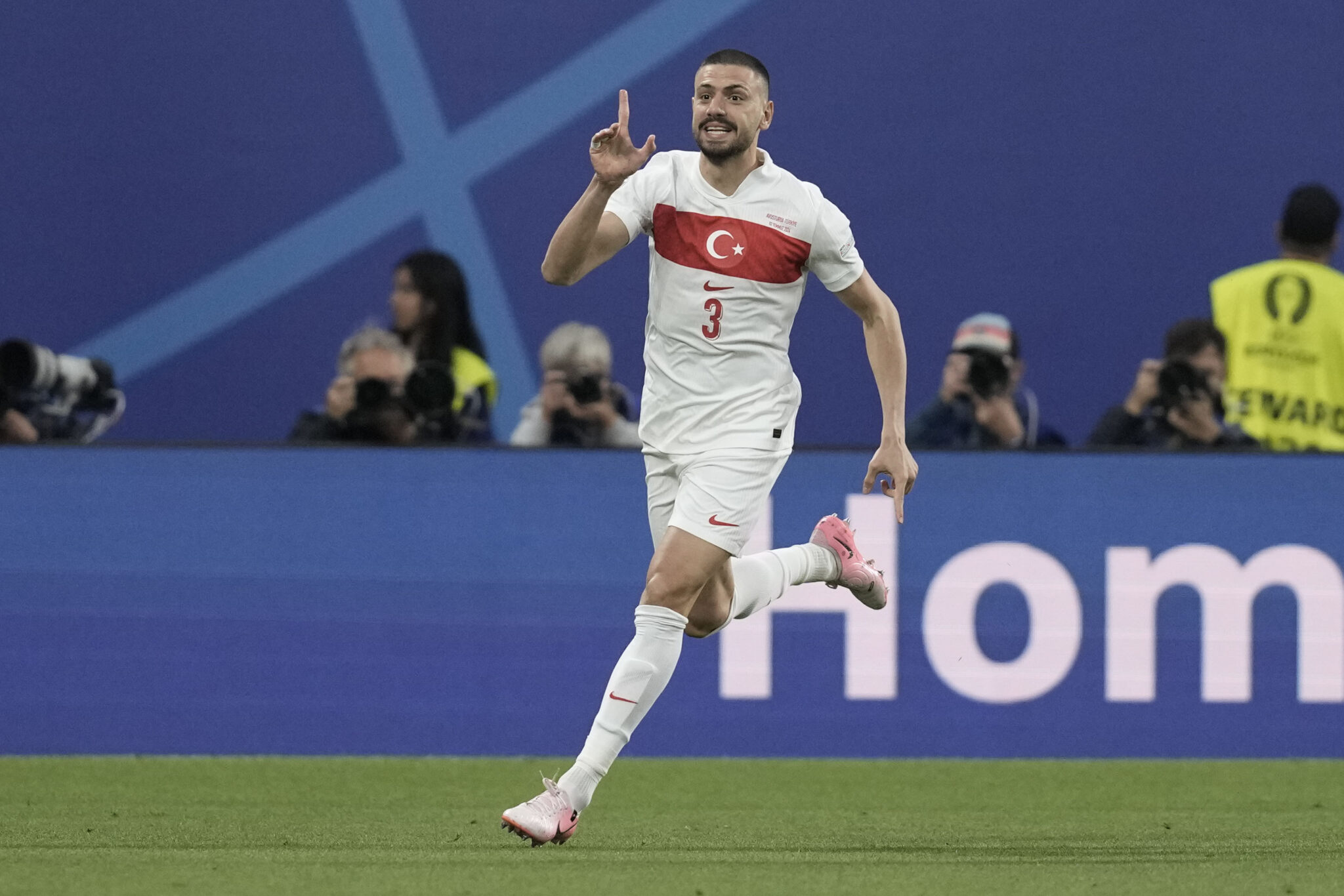 Πληθαίνουν στην Τουρκία οι αντιδράσεις για απόφαση της ΟΥΕΦΑ για Ντεμιράλ