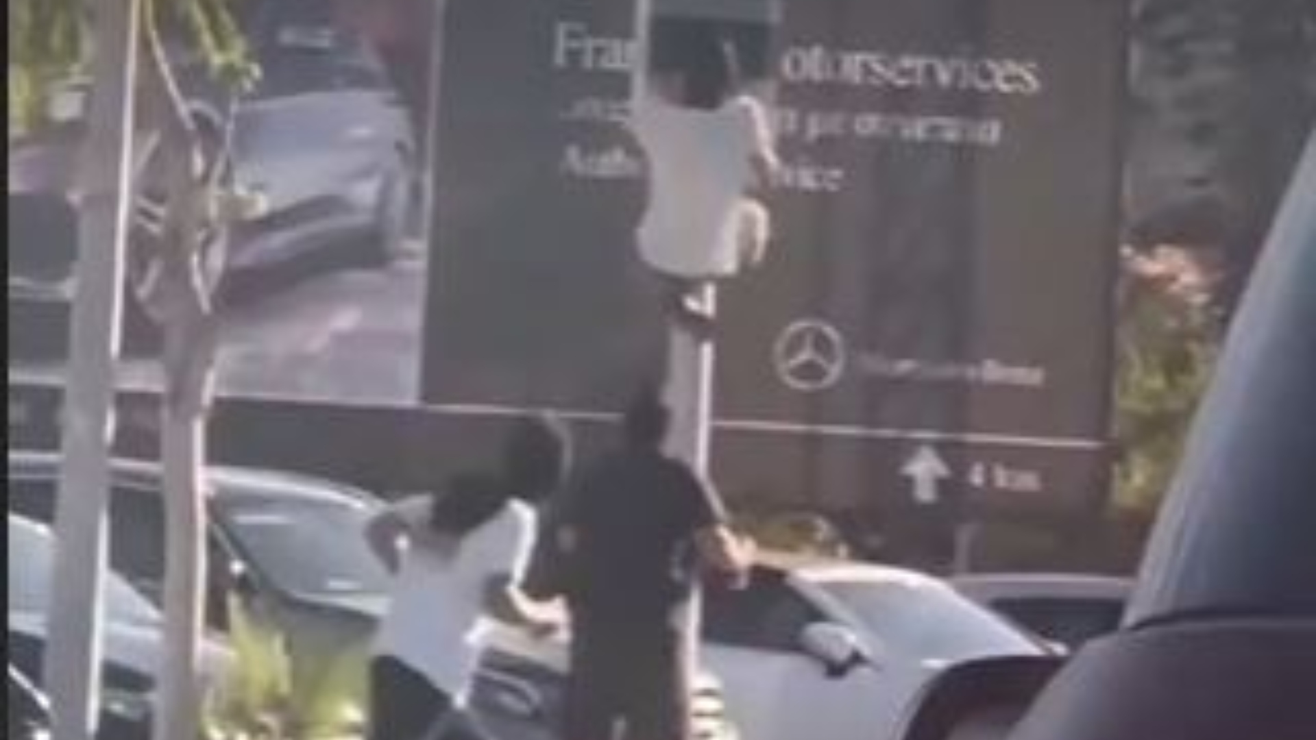 Που στρέφονται οι έρευνες για εντοπισμό των κουκουλοφόρων που έβαψαν τις κάμερες