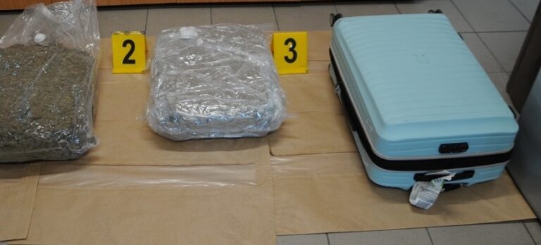 ΦΩΤΟ: Έφτασε στο αεροδρόμιο Λάρνακας με 15 κιλά κάνναβης στις αποσκευές