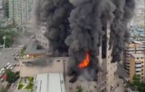 Πυρκαγιά σε εμπορικό κέντρο στην Κίνα, παγιδεύτηκαν άνθρωποι