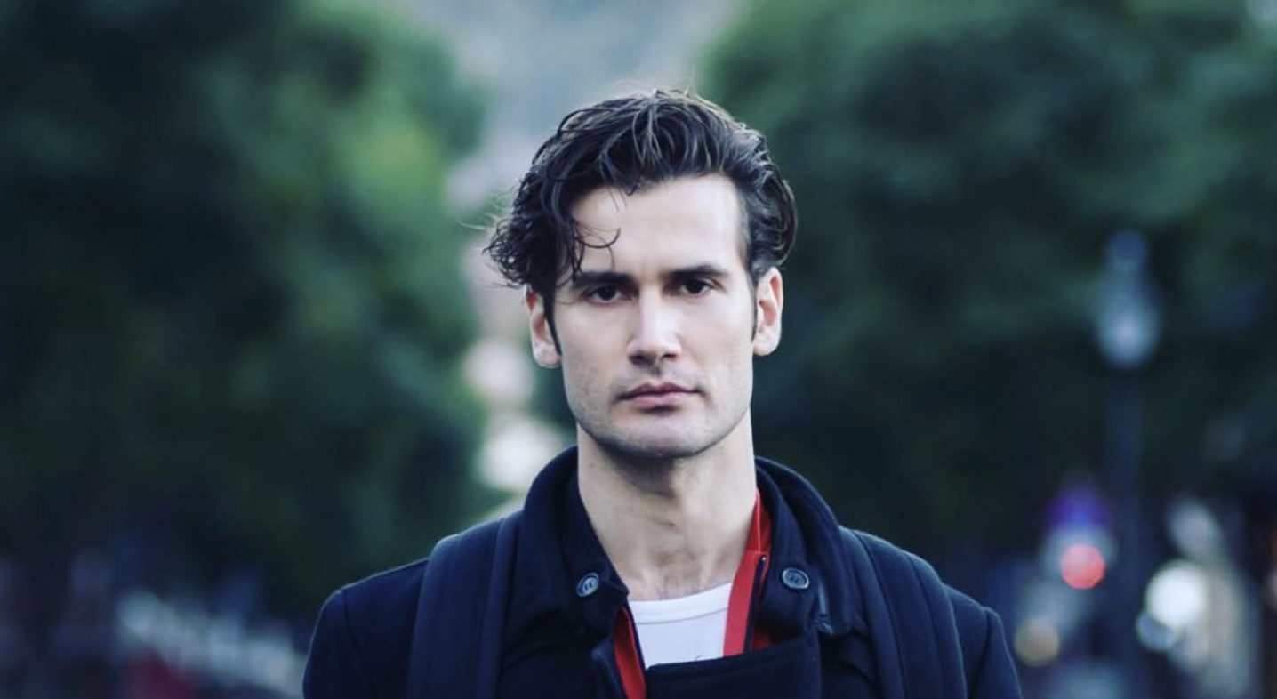 Αναστάσης Ροϊλός: Η πτώση στη σκηνή του θεάτρου που έγινε viral (Βίντεο)