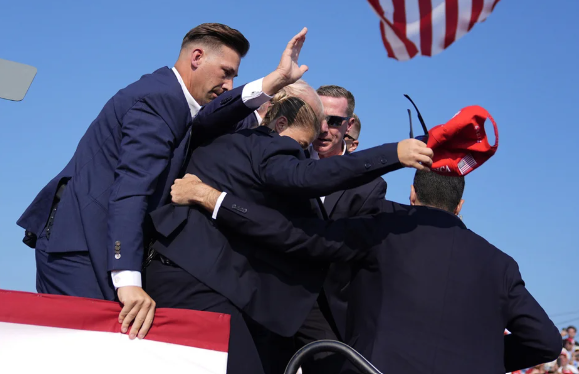 ΒΙΝΤΕΟ / ΦΩΤΟ: Η στιγμή που ο ένοπλος πυροβολεί τον Τραμπ και σκορπά το χάος