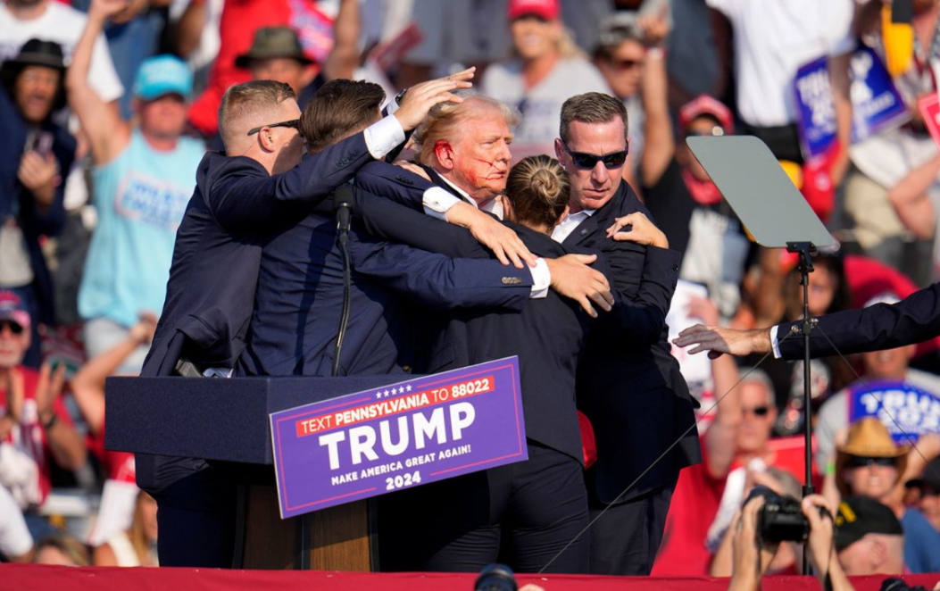 Πρώτες δηλώσεις Τραμπ μετά την απόπειρα: «Ένιωσα τη σφαίρα να σκίζει το δέρμα»