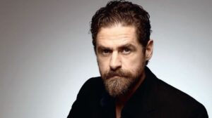 Αγνώριστος ο Δημήτρης Λάλος στα γυρίσματα του "Τιμωρού"