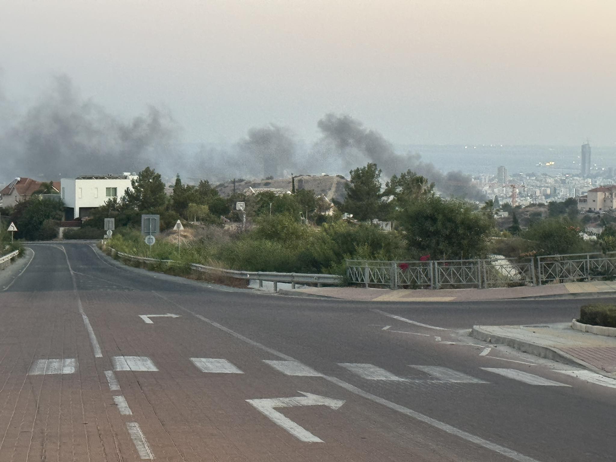 ΦΩΤΟ: Συναγερμός στην Πυροσβετική από πυρκαγιά σε αποθήκη στη Λεμεσό