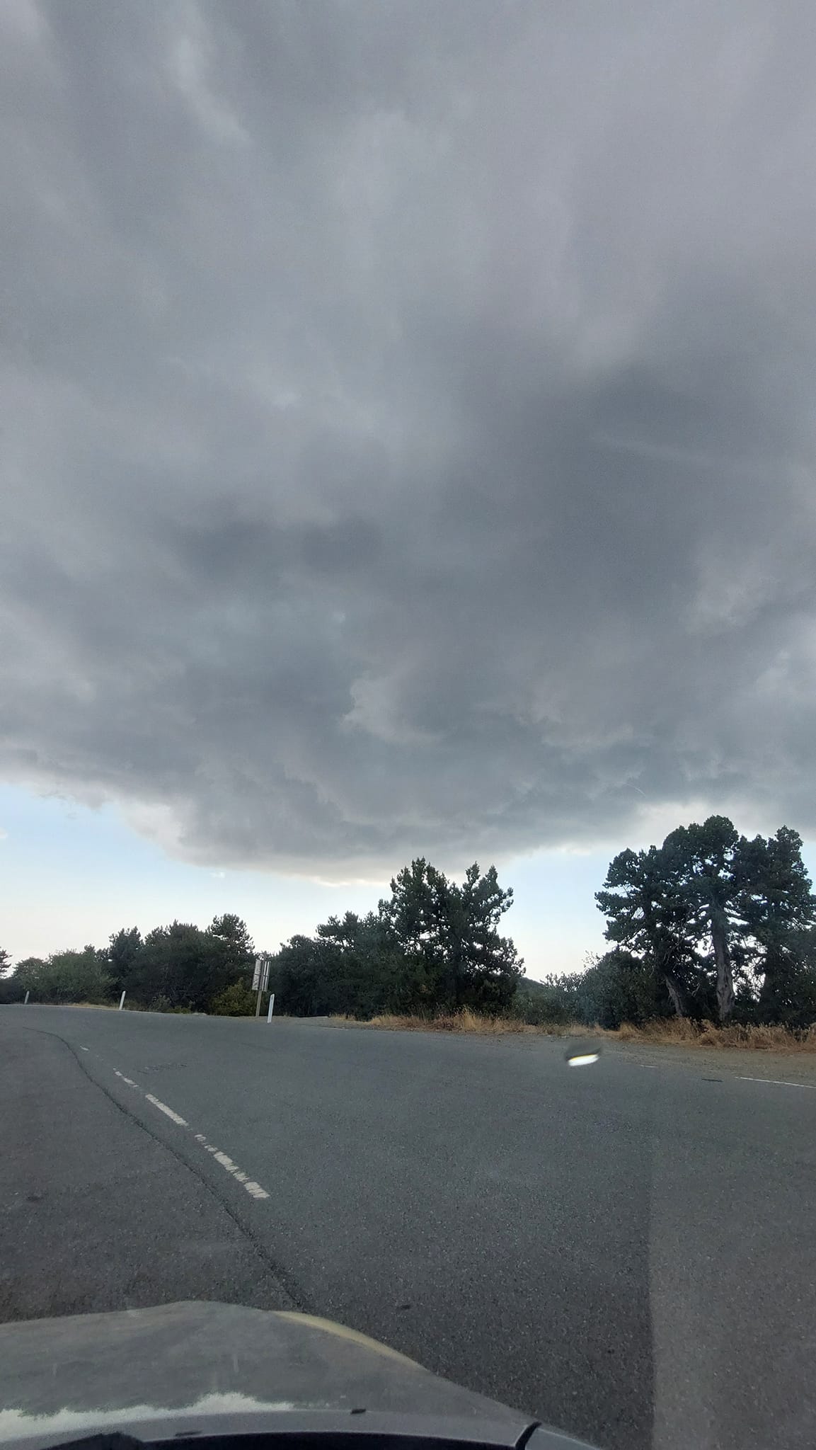 ΒΙΝΤΕΟ: Αυγουστιάτικες βροχές και χαλάζι στα ορεινά, καύσωνας στο εσωτερικό