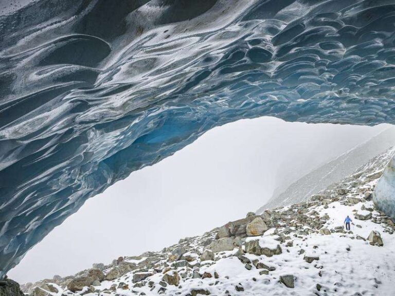 Ένας νεκρός και δύο αγνοούμενοι από κατάρρευση σπηλιάς πάγου στην Ισλανδία