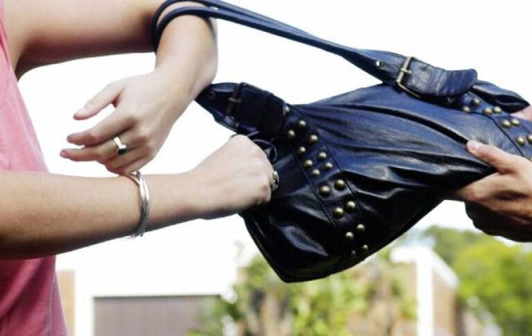 Πρόταξε αιχμηρό αντικείμενο, τραυμάτισε 65χρονη και άρπαξε την τσάντα της