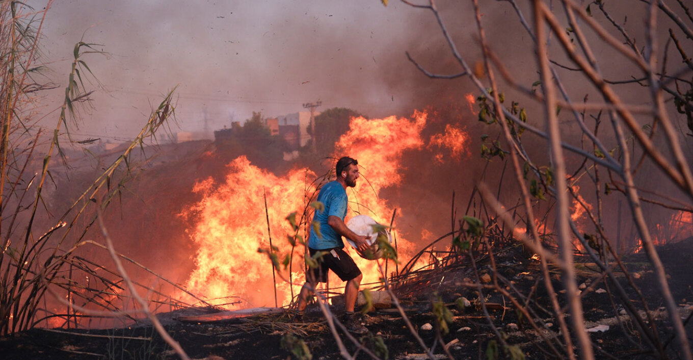 Χωρίς ενεργό μέτωπο η Αττική με φόβο για αναζωπυρώσεις, μία γυναίκα νεκρή