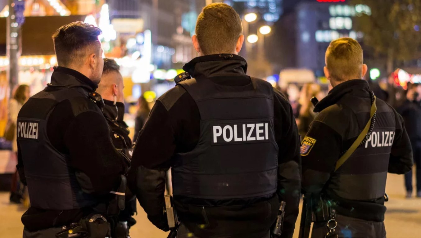 Γερμανία: Η αστυνομία σκότωσε άνδρα οπλισμένο με μαχαίρια, επιτέθηκε στον κόσμο