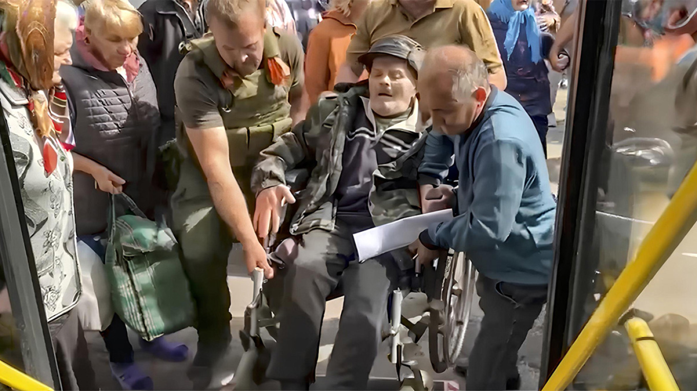 Χιλιάδες Ρώσοι απομακρύνονται εσπευσμένα από την περιφέρεια του Κουρσκ