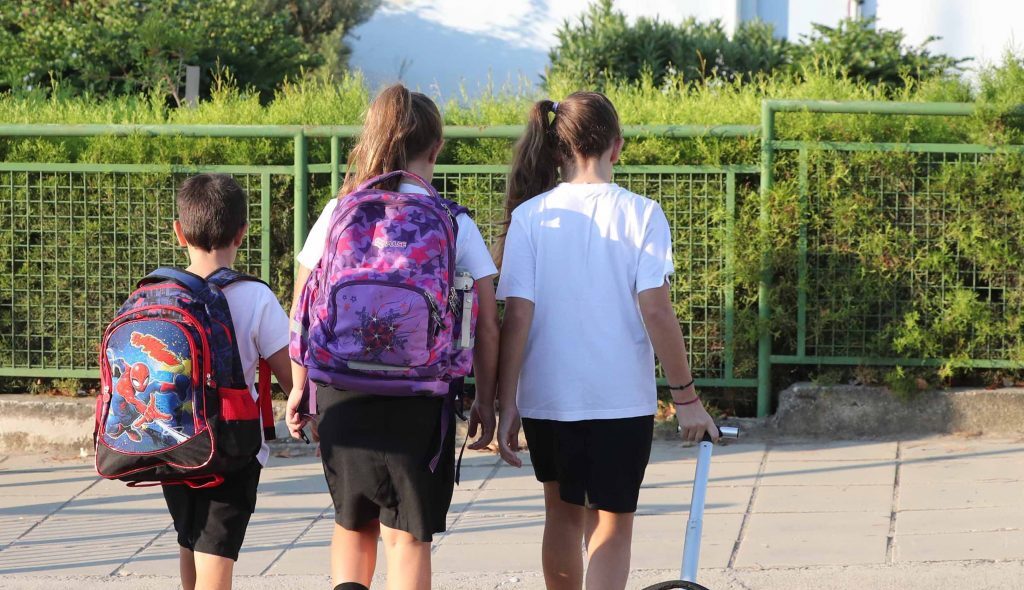 &Epsilon;&pi;ί&beta;&lambda;&epsilon;&psi;&eta; &mu;&alpha;&theta;&eta;&tau;ώ&nu; &pi;&rho;&iota;&nu; &kappa;&alpha;&iota; &mu;&epsilon;&tau;ά &tau;&omicron; &sigma;&chi;&omicron;&lambda;&iota;&kappa;ό &omega;&rho;ά&rho;&iota;&omicron;: &Alpha;&pi;ό &tau;&iota;&sigmaf; &Sigma;&chi;&omicron;&lambda;&iota;&kappa;έ&sigmaf; &epsilon;&phi;&omicron;&rho;&epsilon;ί&epsilon;&sigmaf; &eta; &epsilon;&upsilon;&theta;ύ&nu;&eta; &sigma;&tau;&omicron; &Upsilon;&pi;&omicron;&upsilon;&rho;&gamma;&epsilon;ί&omicron; &Pi;&alpha;&iota;&delta;&epsilon;ί&alpha;&sigmaf;