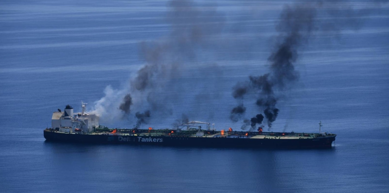 Το ελληνόκτητο πλοιο Sounion παραμένει φλεγόμενο μετά την επίθεση των Χούθι