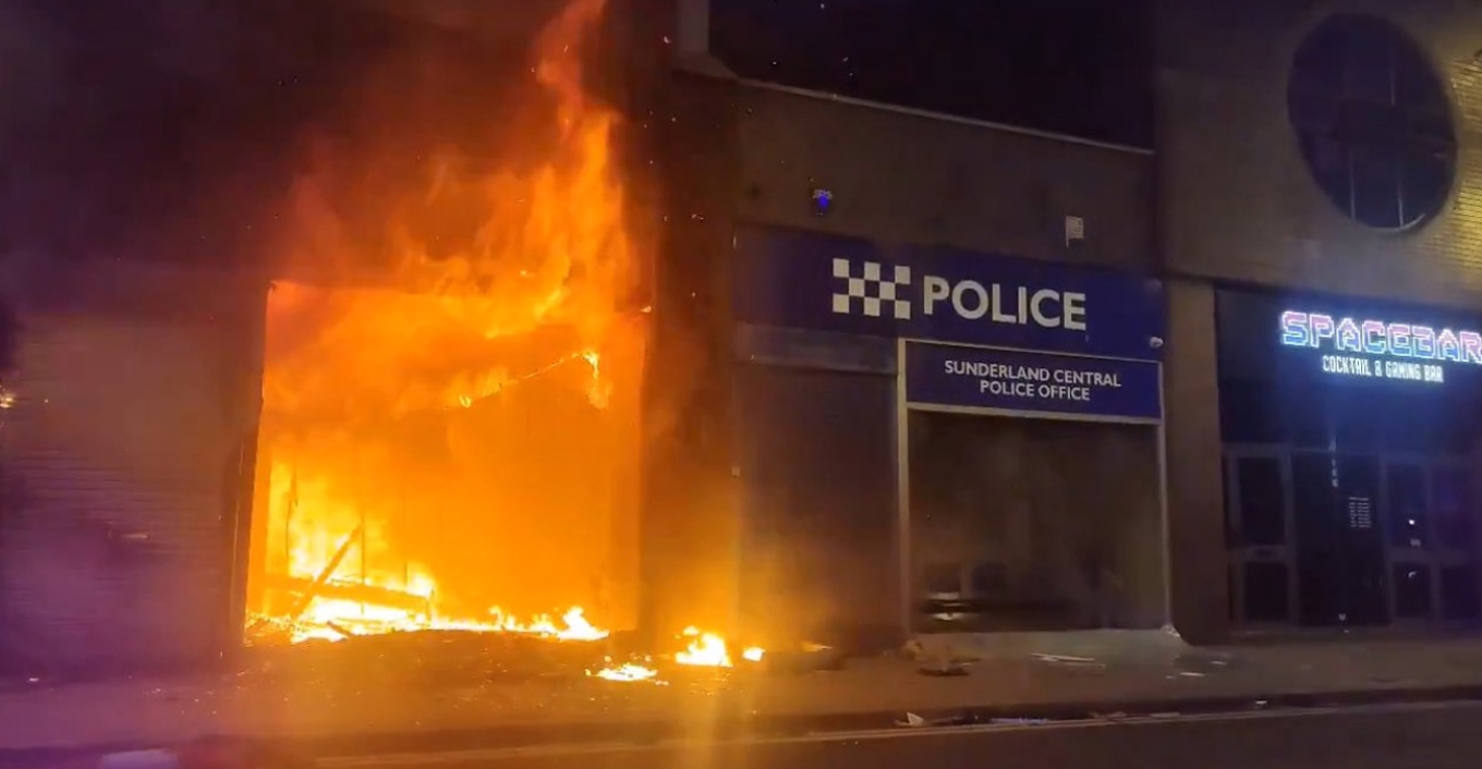 Άγρια επεισόδια στο Σάντερλαντ για τη δολοφονία των τριών κοριτσιών (ΒΙΝΤΕΟ)