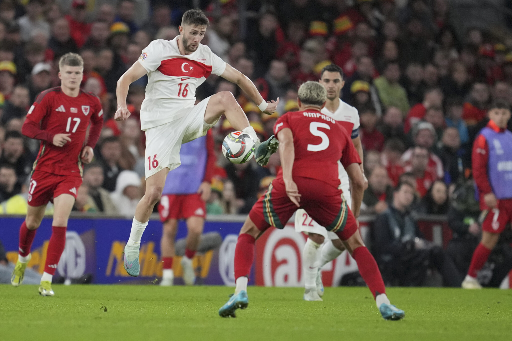 Όρθια με δέκα παίκτες στην Ουαλία η Τουρκία